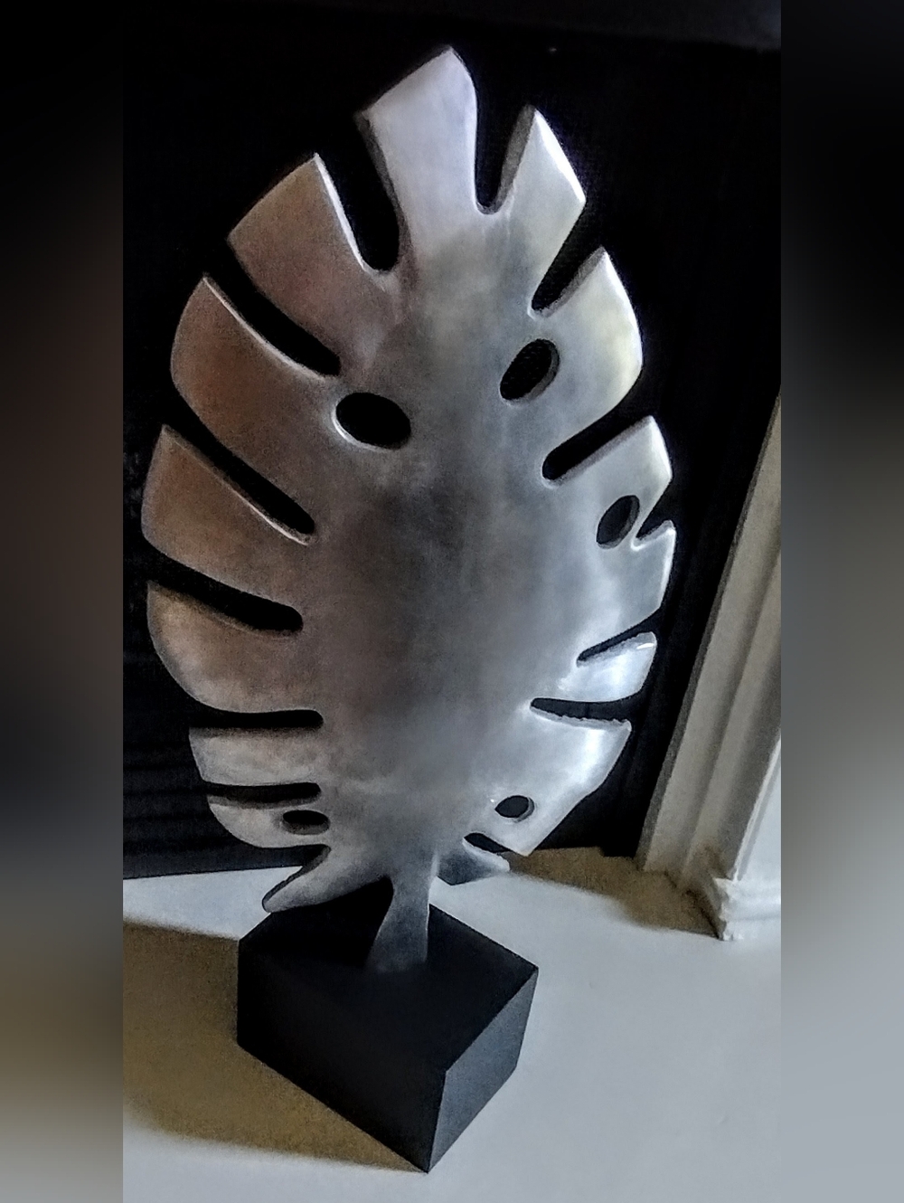 Monstera Leaf Figurine - Picture 2 of 3